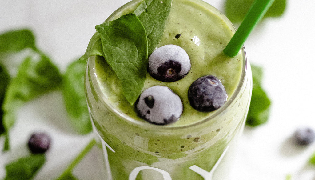 Smoothie Myrtilles & Avocat : La Recette Anti-Âge & Détox pour une Peau Lumineuse !